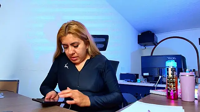 AdharaSmithh live cam on StripChat