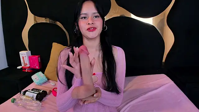 SweetLuna2 live cam on StripChat
