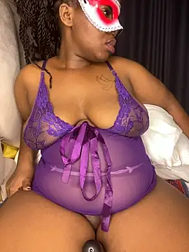 BIGMAMA011 live cam on StripChat
