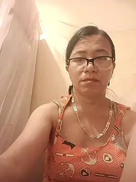 Chilly-wet live cam on StripChat