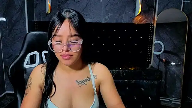 Lore18_b live cam on StripChat