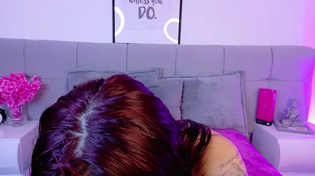 Nicolee_Saint live cam on StripChat