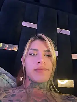 luc11_lov3 live cam on StripChat