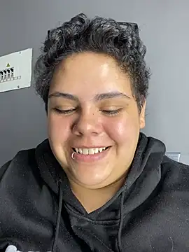 Hailey_Curvy webcam