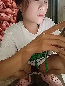 Linda-yiyi live cam