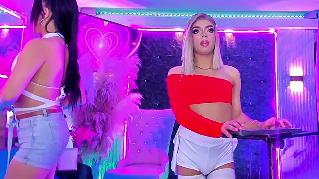 Queens_Wonders_Blonders webcam