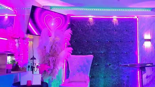 Queens_Wonders_Blonders webcam