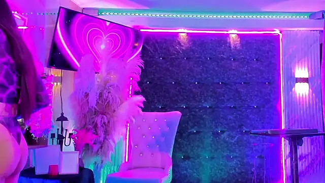 Queens_Wonders_Blonders webcam
