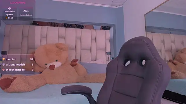 AriDreamOn webcam