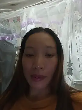 Evelyn-n live cam on StripChat