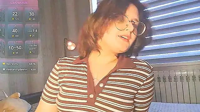 LilyRavelle live cam on StripChat