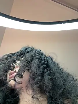 Curlyierr live cam