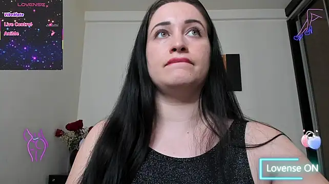 GoldenLunaa live cam on StripChat