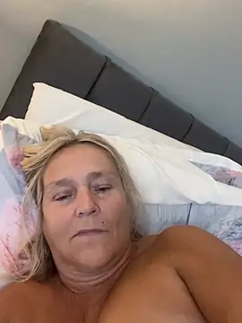 Blondnboujee53