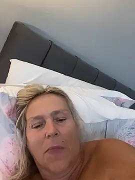 Blondnboujee53 webcam