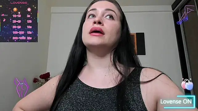 GoldenLunaa live cam on StripChat