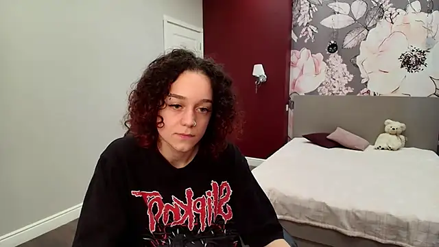 EmiliaMilsi live cam on StripChat