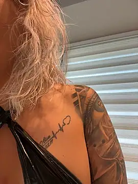 IveySin live cam on StripChat