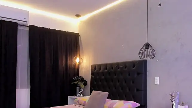 naomi__blair live sex cam