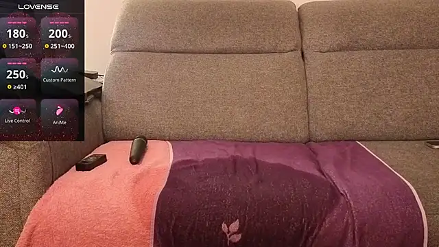 Lapetitefrenchie83 live cam on StripChat