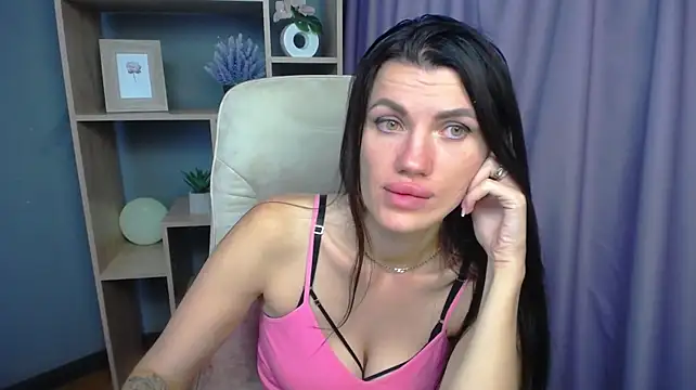 MilaLoona live cam on StripChat