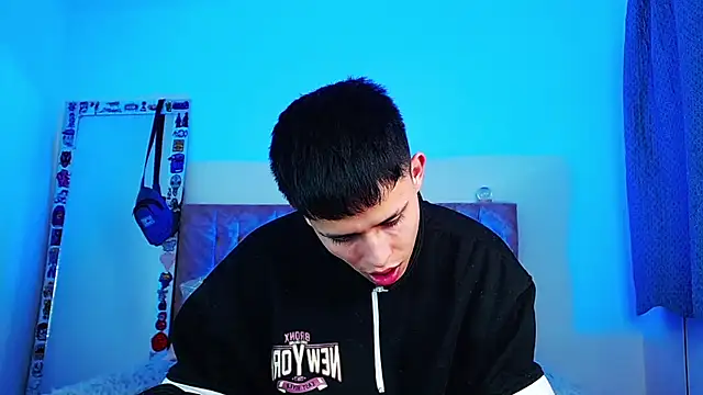 _justinmoon2 live cam on StripChat