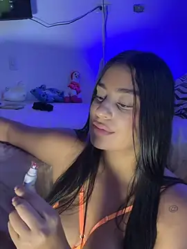 Andrea111_ live cam on StripChat
