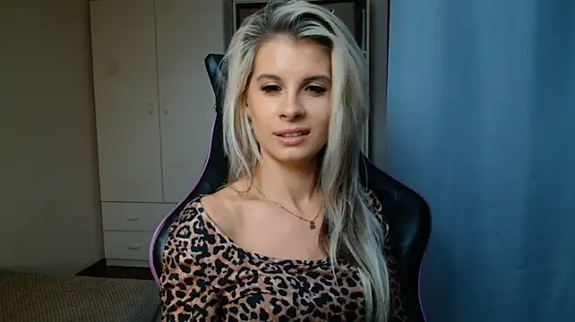 KristineGlow webcam