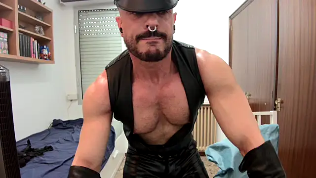 LeatherMax76 webcam