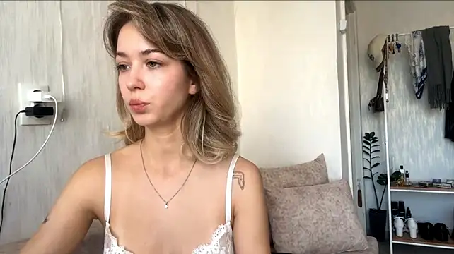 Sara_Bloservety webcam