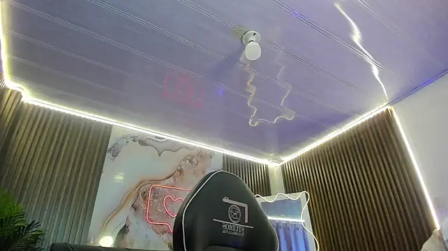 NIKAELA_TAY webcam