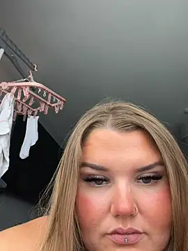 BeeMay22 live cam on StripChat