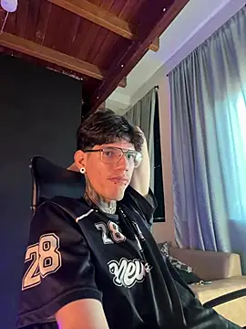 david_huge live cam on StripChat
