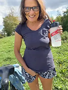 dance_lady (F mature) - Spread pussy in public