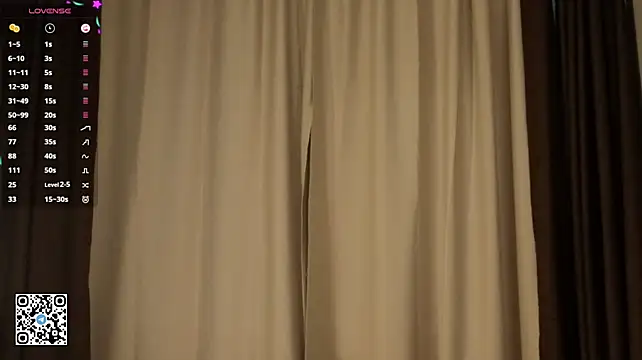 CarolannMirjah live cam on StripChat