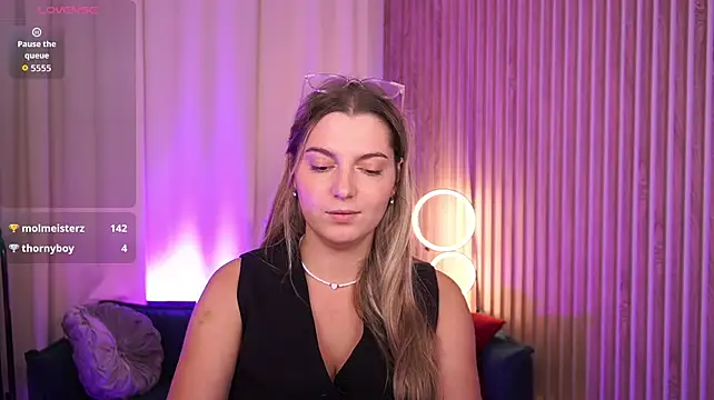 LucreciaStorm live cam on StripChat