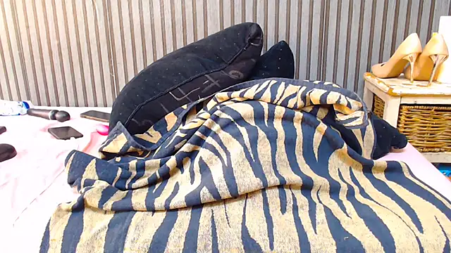 ROYALASS25 live sex cam