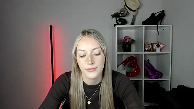 EvelynBlond webcam