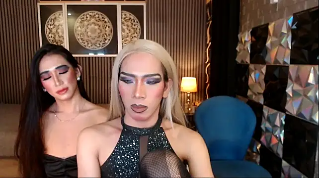 PrettyHorseCockTrans live cam on StripChat