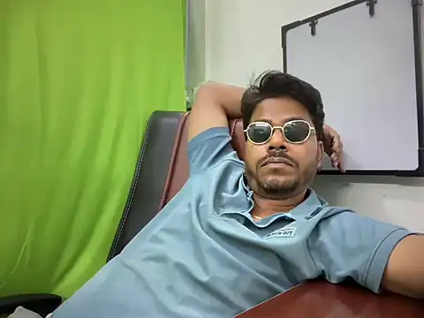 Raaz_5690 webcam
