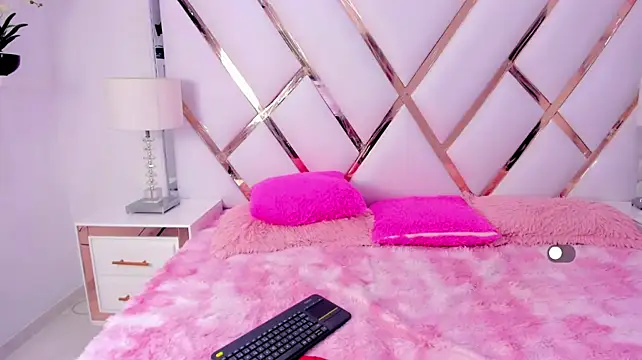 sami_milk live cam on StripChat