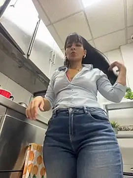 LuxeBrunetteXXX webcam