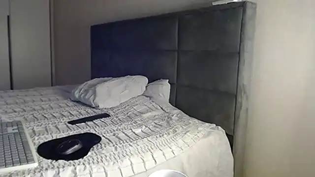 WildFoxyBaby webcam