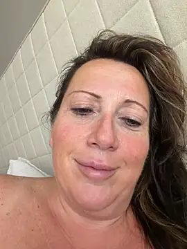 xsexycurvymilf live cam on StripChat