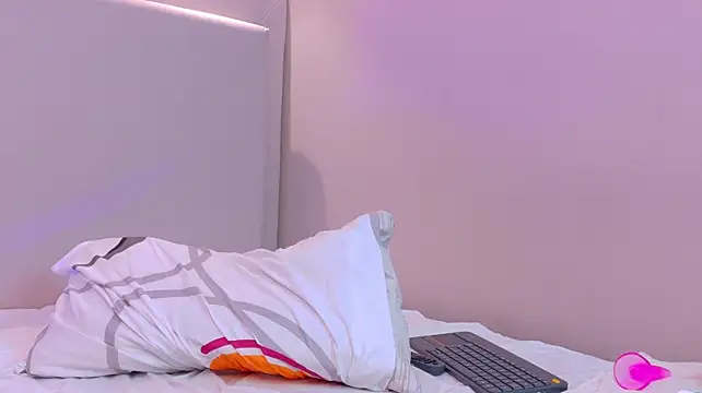 NaomiKlarc