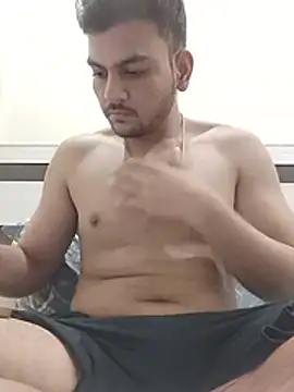 Realcumshow webcam