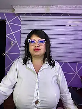 MiiaaJoness webcam
