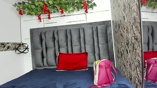 Sara_Naugty