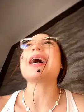 Mia_Luxor webcam
