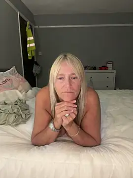 Blondnboujee53 webcam